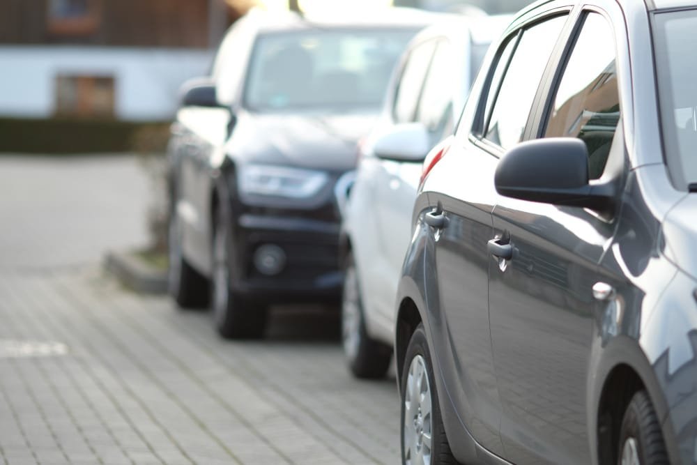 Por que alugar um carro pode ser a melhor escolha? 4 carros estacionados